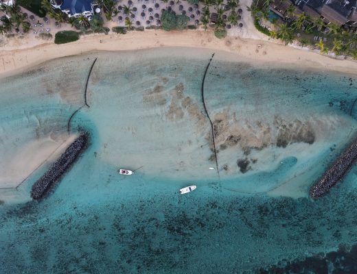 Mauritius — turkusowa laguna z białym piaskiem i łódkami