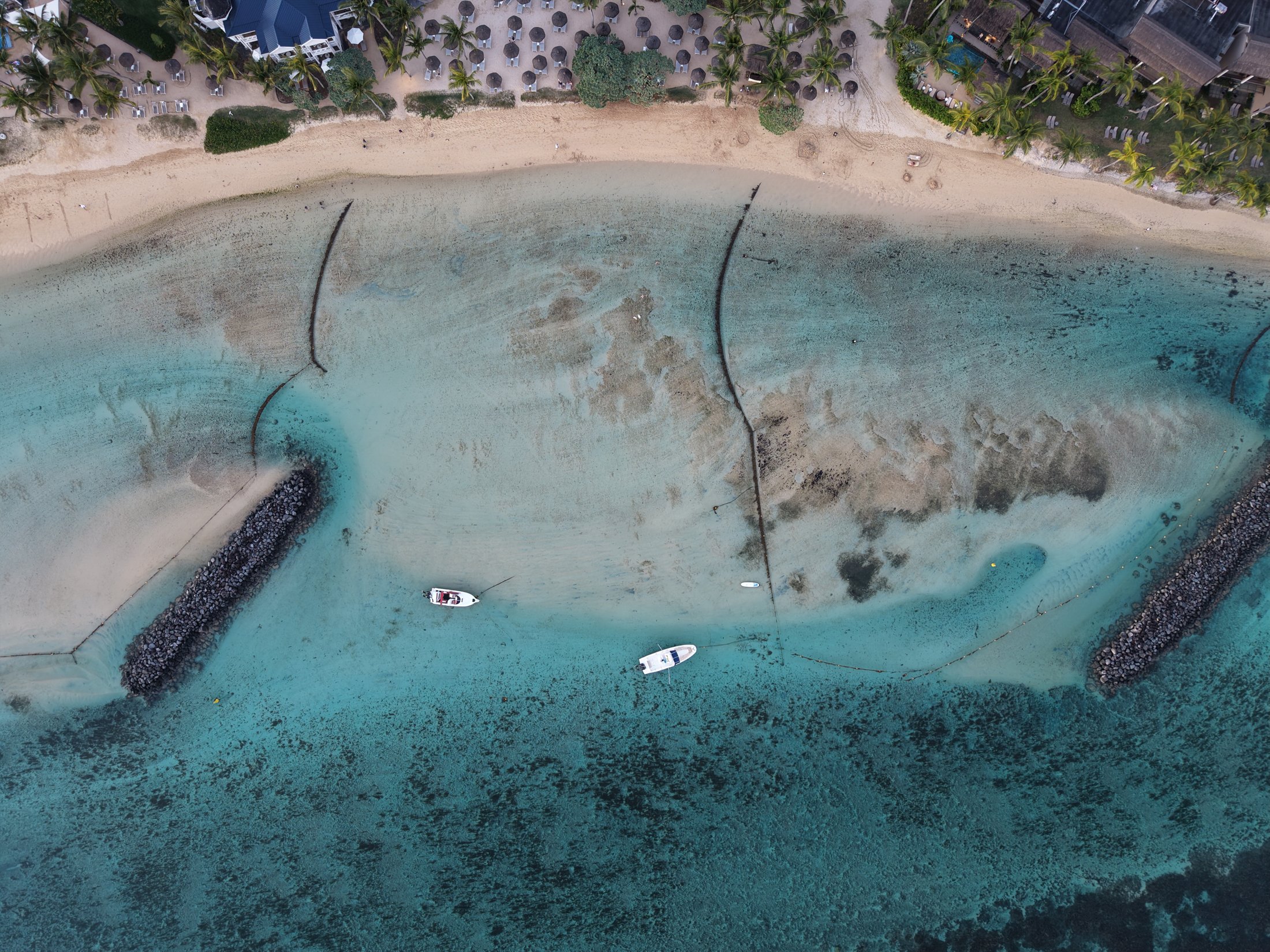 Mauritius — turkusowa laguna z białym piaskiem i łódkami