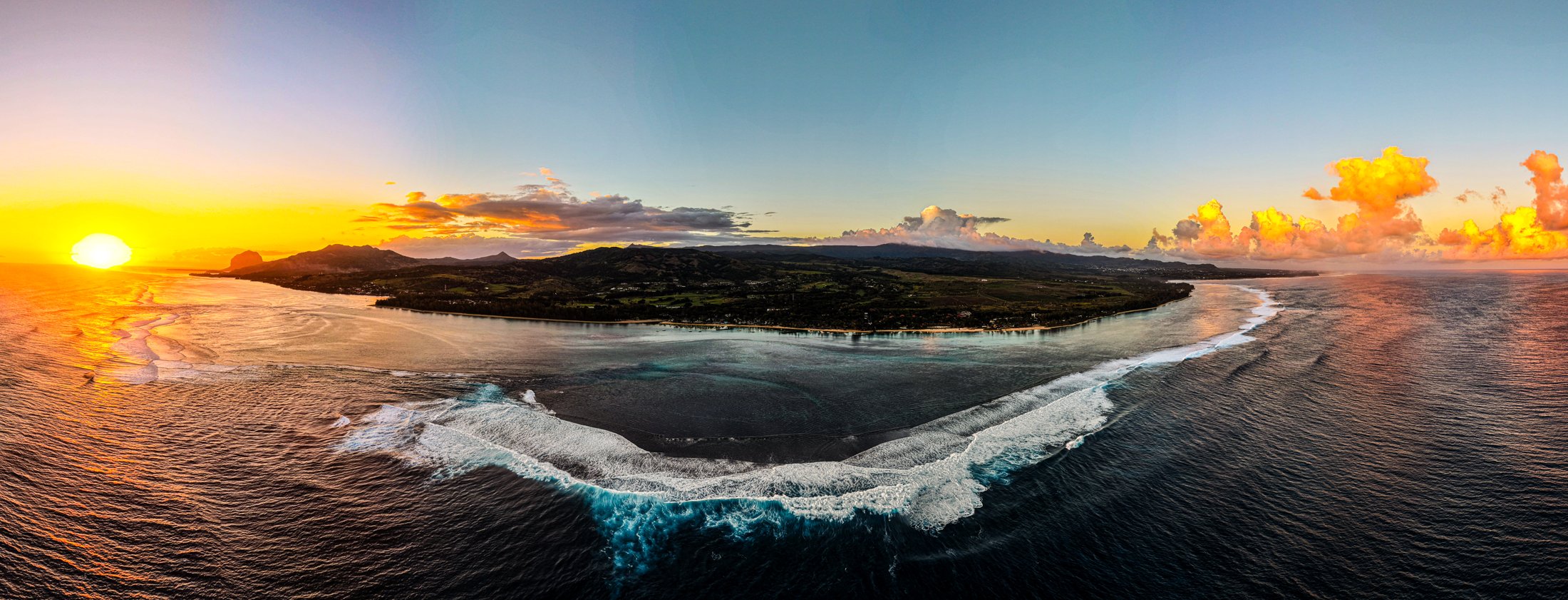 Mauritius — złoty zachód słońca nad oceanem